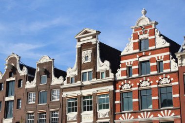 Amsterdam şehir mimarisi - Oude Turfmarkt konut binaları. Hollanda Rowhouse.