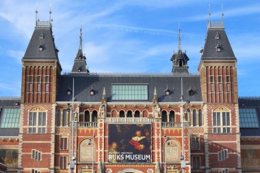 AMSTERDAM, NETHERLANDS - 9 Temmuz 2017: Amsterdam 'daki Rijksmuseum' un dış görünüşü. Müze yıllık 2,5 milyon ziyaretçi tahmin ediyor..