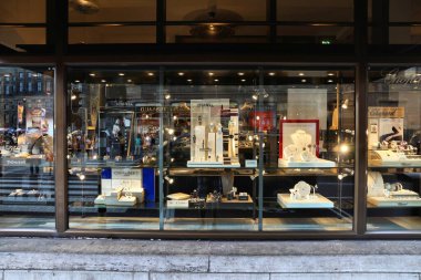 AMSTERDAM, NETHERLANDS - 9 Temmuz 2017 Amsterdam, Hollanda 'daki kuyumcu. Amsterdam 'ın elmas ticareti ve sanayi ile ilgili uzun bir geçmişi var..