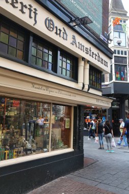 AMSTERDAM, NETHERLANDS - 7 Temmuz 2017: İnsanlar Hollanda, Amsterdam 'daki Nieuwendijk alışveriş caddesini ziyaret ediyor. Amsterdam Hollanda 'nın en büyük şehri ve başkentidir..