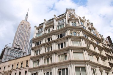 NEW YORK, ABD - 4 Temmuz 2013: Gilsey House 'un New York' taki mimarisi. Bina, Manhattan 'ın NoMad mahallesindeki Broadway' de bulunan eski bir oteldir..