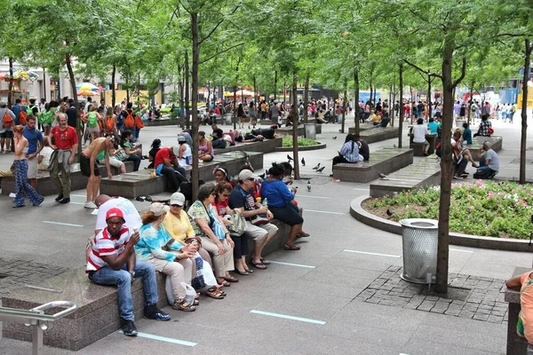 Nova Iorque Eua Julho 2013 Pessoas Sentam Zuccotti Park Lower — Fotografia de Stock