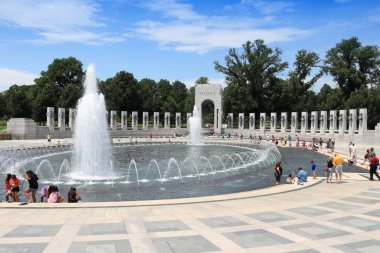WASHINGTON, ABD - 13 Haziran 2013: İnsanlar Washington DC 'deki Ulusal Dünya Savaşı Anıtı' nı ziyaret etti. 2012 yılında ABD başkentini 18,9 milyon turist ziyaret etti..