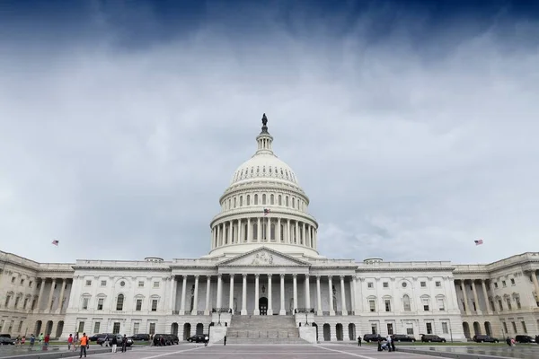 华盛顿特区 2013年6月13日 人们走过位于华盛顿特区的美国国会大厦 2012年有1 890万游客访问了美国首都 — 图库照片