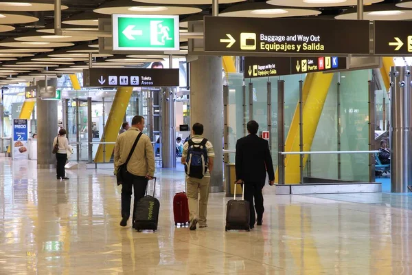 Madrid Espanha Outubro 2014 Passageiros Visitam Terminal Aeroporto Madrid Barajas — Fotografia de Stock