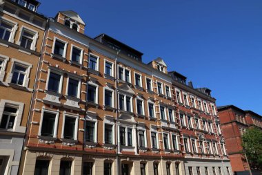 Chemnitz şehri, Almanya. Alman yerleşim yerlerinin sokak manzarası. Kassberg bölgesinde apartman binaları.