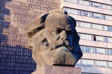 KEMNİTZ, ALMANY - 8 Mayıs 2018: Karl Marx anıtı Almanya 'nın Chemnitz kentindeki kamusal alanda. Anıt yerel olarak Nischel olarak bilinir. Lev Kerbel tarafından tasarlandı..