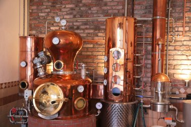 NUREMBERG, ALMANY - 7 Mayıs 2018: Nuremberg, Almanya 'da viski imalathanesi. Hausbrauerei Altstadthof içki imalathanesi Ayrer 'in viski markasını üretiyor..