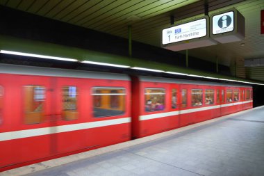 NUREMBERG, ALMANY - 6 Mayıs 2018: Nuremberg, Almanya 'da VAG tarafından Kızıl Metro treni. Nuremberg, Fransa 'nın orta kesiminde yer alır. Burada 511 bin 628 kişi yaşıyor..