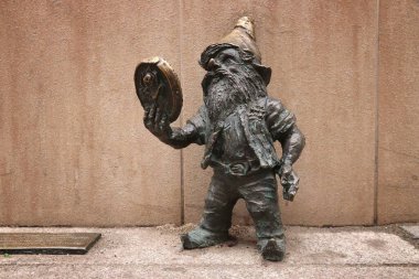 Wroclaw, POLAND - 11 Mayıs 2018: Wroclaw, Polonya 'da cüce veya cüce küçük heykeli. Wroclaw 'ın şehirde 350 cüce heykeli var..