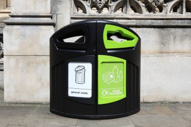 LONDON, İngiltere - 6 Temmuz 2016: Londra 'da umumi çöp kutusu. Çöp kutusu, şehrin sürdürülebilirliğine yardımcı olmak için genel atık ve geri dönüşümlerin sıralanmasına izin verir.