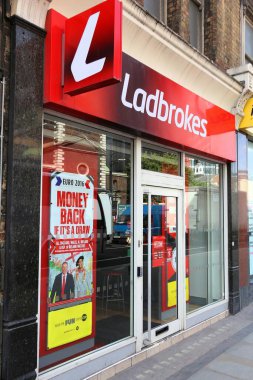 LONDON, İngiltere - 6 Temmuz 2016: Londra 'da spor bahisçisi Ladbrokes. Ladbrokes, GVC Holding 'in sahibi olduğu Ladbrokes Coral grubunun bir parçası..