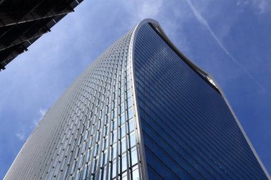 LONDON, İngiltere - 6 Temmuz 2016: Londra, İngiltere 'deki Fenchurch Street gökdeleni. Postmodern ofis binasını Rafael Vinoly tasarladı. Lakabı Telsiz..