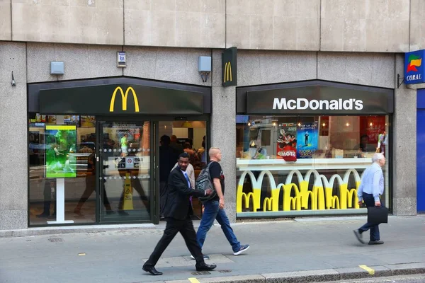 London Großbritannien Juli 2016 Menschen Gehen Einem Schnellrestaurant Von Mcdonald — Stockfoto