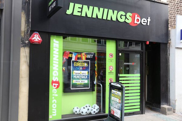 ЛОНДОН, Великобритания - 7 июля 2016 года: Спортивный магазин ставок Jennings Bet в Лондоне. Jennings Bet имеет 100 букмекерских контор в Великобритании
.