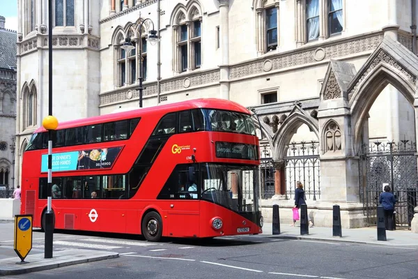 Londen Juli 2016 Mensen Rijden Nieuwe Routemaster Bus Strand London — Stockfoto