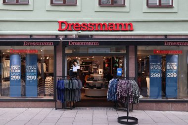 GOTHENBURG, SwEDEN - 26 Ağustos 2018: Gothenburg, İsveç 'teki Kungsgatan caddesinde Dressmann mağazası. Dressmann moda mağazası zinciri Norveç 'ten Varner-Gruppen' e ait..