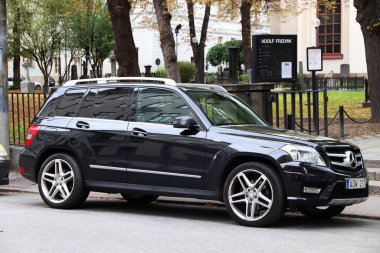 STOCKHOLM, SWEDEN - 22 Ağustos 2018 Stockholm, İsveç 'te park edilmiş siyah Mercedes-Benz GLK SUv. İsveç 'te kayıtlı 4.8 milyon yolcu arabası var..