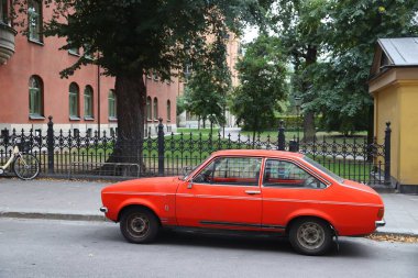 STOCKHOLM, SWEDEN - 22 Ağustos 2018: Stockholm, İsveç 'te park edilmiş eski bir Ford Escort arabası. İsveç 'te kayıtlı 4.8 milyon yolcu arabası var..