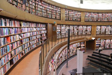 STOCKHOLM, SWEDEN - 22 Ağustos 2018: İnsanlar Stockholm Halk Kütüphanesi 'nin (Stadsbiblioteket) yuvarlak binasını ziyaret ediyorlar. Kütüphane 1928 'de açıldı..