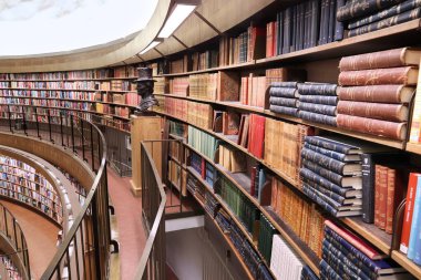 STOCKHOLM, SWEDEN - 22 Ağustos 2018: Stockholm Halk Kütüphanesi 'nin (Stadsbiblioteket) yuvarlak binasındaki kitaplar. Kütüphane 1928 'de açıldı..