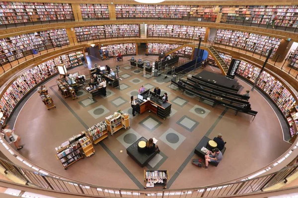 Stockholm Suède Août 2018 Les Visiteurs Visitent Bâtiment Arrondi Bibliothèque — Photo