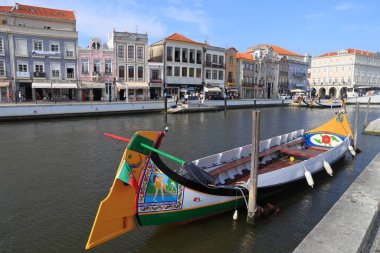 AVEIRO, PORTUGAL - 23 Mayıs 2018: Portekiz 'de Aveiro kanalı gondol tarzı tekneler. Aveiro, kanalları nedeniyle Portekiz 'in Venedik' i olarak bilinir..