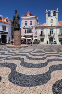 CASCAIS, PORTUGAL - 21 Mayıs 2018: Turistler Cascais şehir merkezini ziyaret etti. Portekiz 'in 2017 yılında 12,7 milyon yabancı ziyaretçisi oldu..