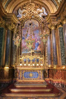 LISBON, PORTUGAL - 6 Haziran 2018: Lizbon, Portekiz 'deki Saint Roch Kilisesi' nde (Igreja de Sao Roque) Baptist barok tarzı bir şapel. Portekiz 'in en eski Cizvit kilisesi..