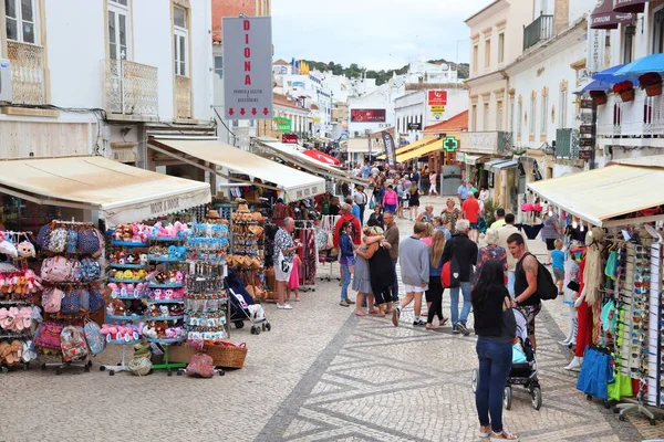 Albufeira Portugalia Maj 2018 Ludzie Odwiedzają Centrum Albufeiry Portugalii Miasto — Zdjęcie stockowe