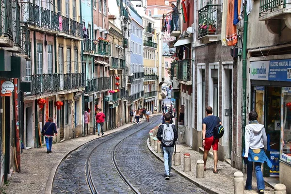 Lisboa Portugal Junho 2018 Pessoas Visitam Distrito Mouraria Bairro Mouro — Fotografia de Stock