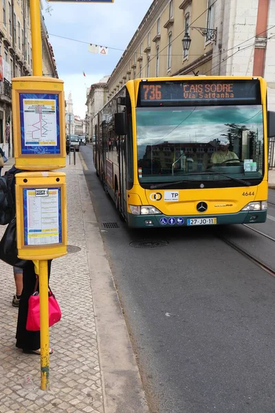 Lisbon Portugalia Czerwca 2018 Ludzie Czekają Przystanku Autobusu Komunikacji Miejskiej — Zdjęcie stockowe