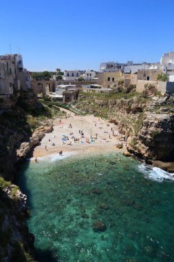 İtalya - Karabasan Polignano. Old Town 'un altındaki sahil.