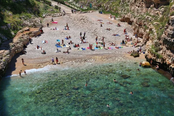 Polignano Mare Italia Maggio 2017 Gente Visita Spiaggia Unica Polignano — Foto Stock