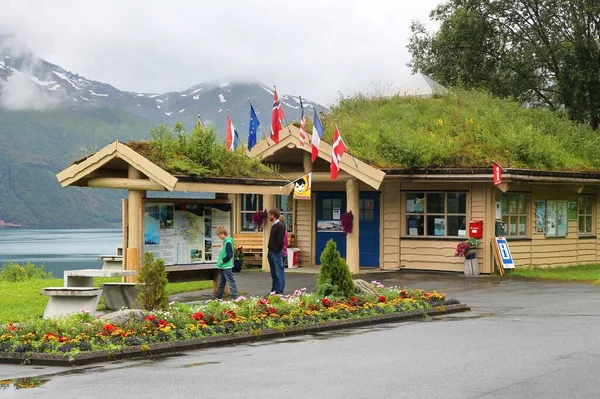 Svartisen Norway 2015年7月25日 人々はノルウェーのノルウェー地方のSvartsenで観光案内板を読みました 外国人観光客は2013年にノルウェーに約500万泊滞在した — ストック写真