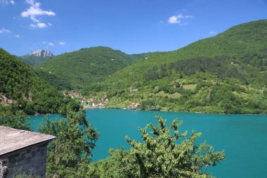 Bosna-Hersek 'teki Jablanicko Gölü (Jablanica Gölü olarak da bilinir).