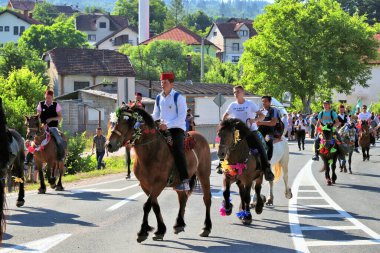 DONJI VAKUF, BOSNIA VE HERZEGOVINA - 29 Haziran 2019: Bosna 'daki Ajvatovica geçit törenine atlılar katılıyor. Ajvatovica, Avrupa 'daki en büyük İslami, dini ve kültürel etkinliktir..
