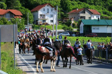 DONJI VAKUF, BOSNIA VE HERZEGOVINA - 29 Haziran 2019: Bosna 'daki Ajvatovica geçit törenine atlılar katılıyor. Ajvatovica, Avrupa 'daki en büyük İslami, dini ve kültürel etkinliktir..