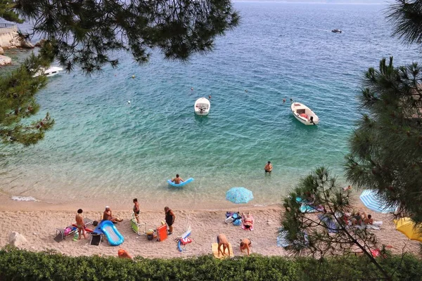 Brela Croacia Junio 2019 Gente Pasa Sus Vacaciones Ciudad Turística —  Fotos de Stock