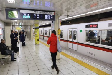 TOKYO, JAPONYAN - 2 ARALIK 2016: İnsanlar Tokyo Metro trenini Japonya 'da bekliyor. Toei Metro ve Tokyo Metro 285 istasyona ve 8.7 milyon günlük kullanıcıya sahiptir..