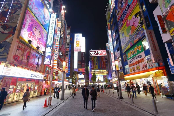 2016年12月1日 東京都秋葉原を歩く人 秋葉原地区は電気街として知られ 電気店やオタク文化で有名です — ストック写真