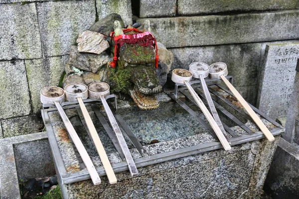 Kyoto Japan November 2016 Ceremoniella Vattenrening Våren Fushimi Inari Taisha — Stockfoto