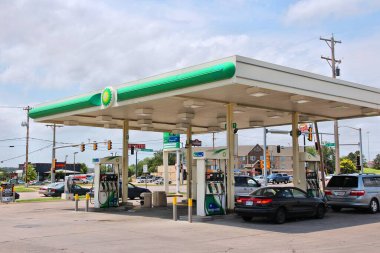 GOODLAND, KS, ABD - 25 Haziran 2013: İnsanlar tanklarını Goodland, Kansas, ABD 'deki BP benzin istasyonunda dolduruyorlar. BP 'nin 2013 yılında 31,3 milyar dolarlık işletme geliri vardı.