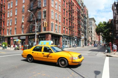 NEW YORK, ABD - 2 Temmuz 2013: İnsanlar Soho, New York 'ta sarı taksi kullanıyor. 2012 yılı itibariyle New York 'ta 13.237 taksi kayıtlı..