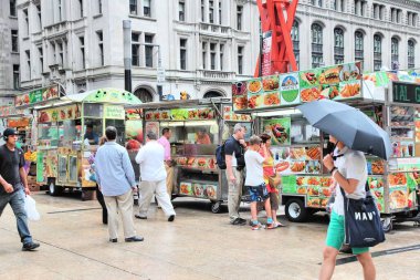 NEW YORK, ABD - 2 Temmuz 2013: İnsanlar Aşağı Manhattan, New York 'ta yemek kamyonlarını ziyaret ediyor. New York 'ta neredeyse 19 milyon insan yaşıyor..