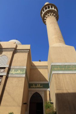 Dubai simgesi. Bur Dubai 'deki Ali İbn-i Talib Camii, Birleşik Arap Emirlikleri. Orta Doğu mimarisi.