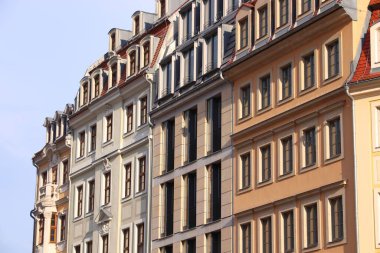 Almanya 'nın Dresden kenti (Sachsen Eyaleti). Neumarkt Meydanı 'ndaki Eski Şehir (Altstadt) renkli mimari.