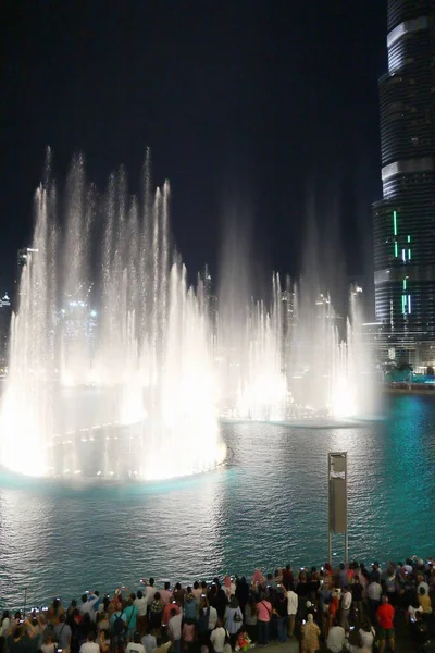 2017年11月22日 人们参观迪拜的喷泉展 迪拜喷泉是世界上第二大编舞喷泉系统 — 图库照片