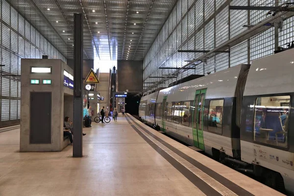 Leipzig Alemanha Maio 2018 Passageiros Esperam Estação Ferroviária Local Wilhelm — Fotografia de Stock