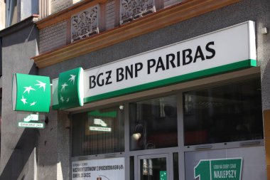 CHORZOW, POLAND - 7 Nisan 2018: BGZ Paribas Chorzow, Polonya 'daki banka şubesi. BNP Paribas, dünyanın en büyük 8. bankacılık grubu..